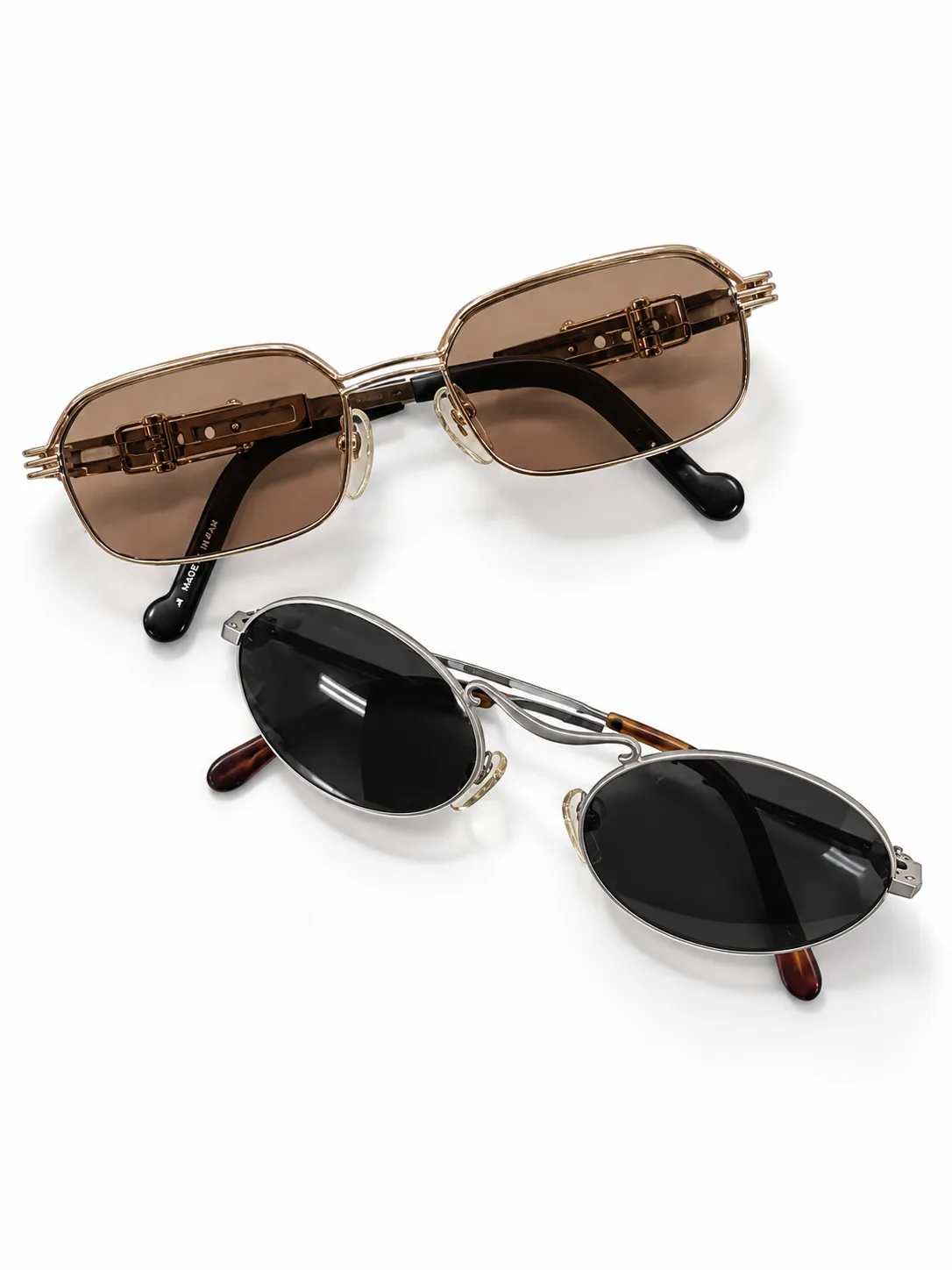 Selezione di occhiali vintage da vista e da sole proposta da Ottica Dentella ad Ancona, con montature originali dal design ricercato e dettagli che raccontano epoche, stili e lavorazioni differenti. L’immagine rappresenta la ricerca di pezzi selezionati singolarmente per qualità, materiali, carattere e valore estetico, pensati per chi desidera distinguersi con un occhiale autentico, originale e fuori dalle tendenze commerciali contemporanee.