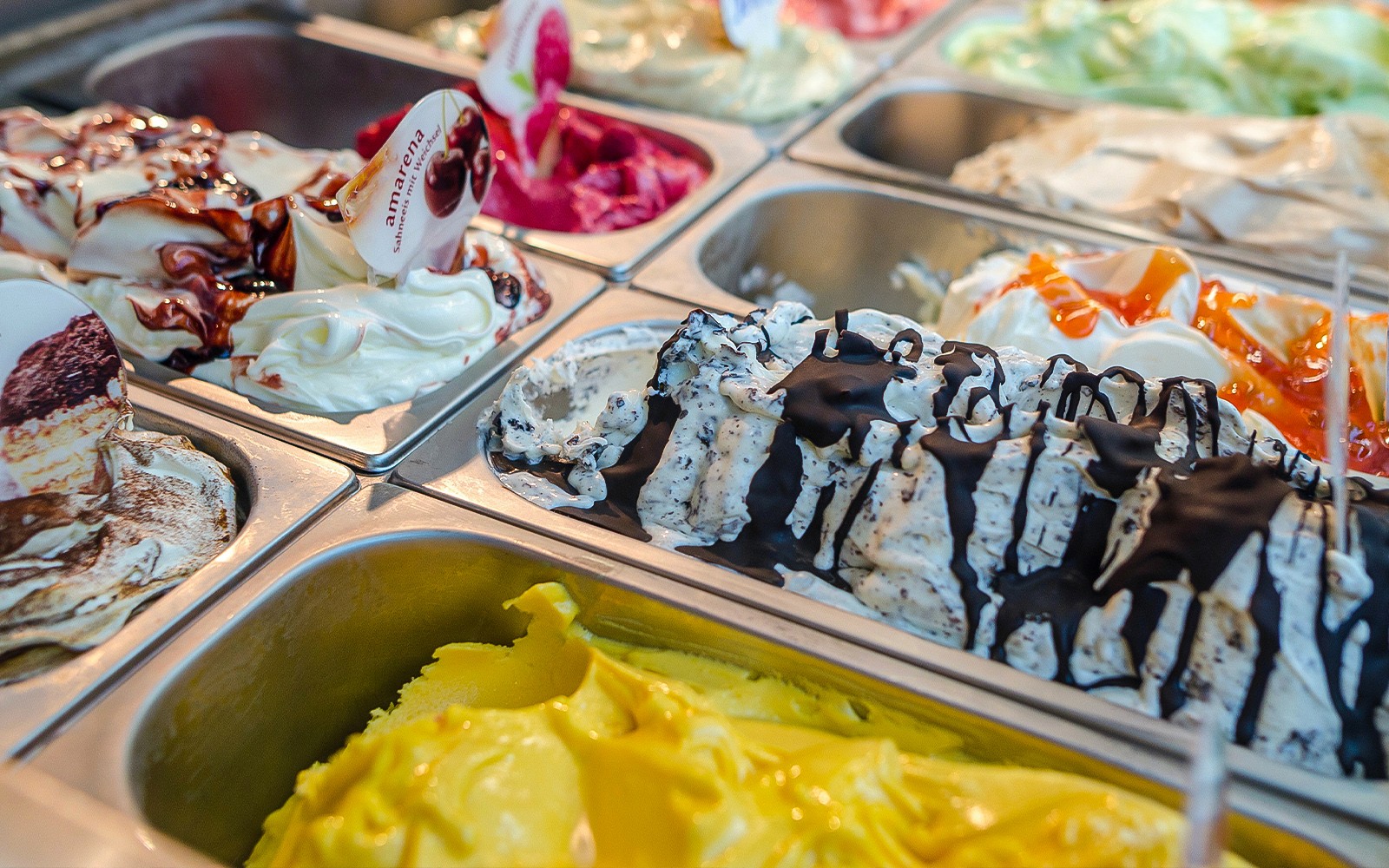 在佛罗伦萨的电动自行车之旅中选择不同口味的意大利冰淇淋。