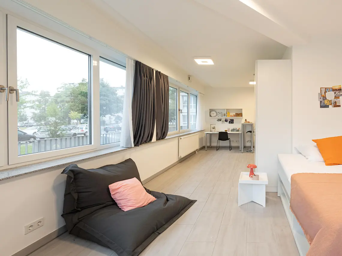 Spacious student studio in Darmstadt with seating, study area and natural light