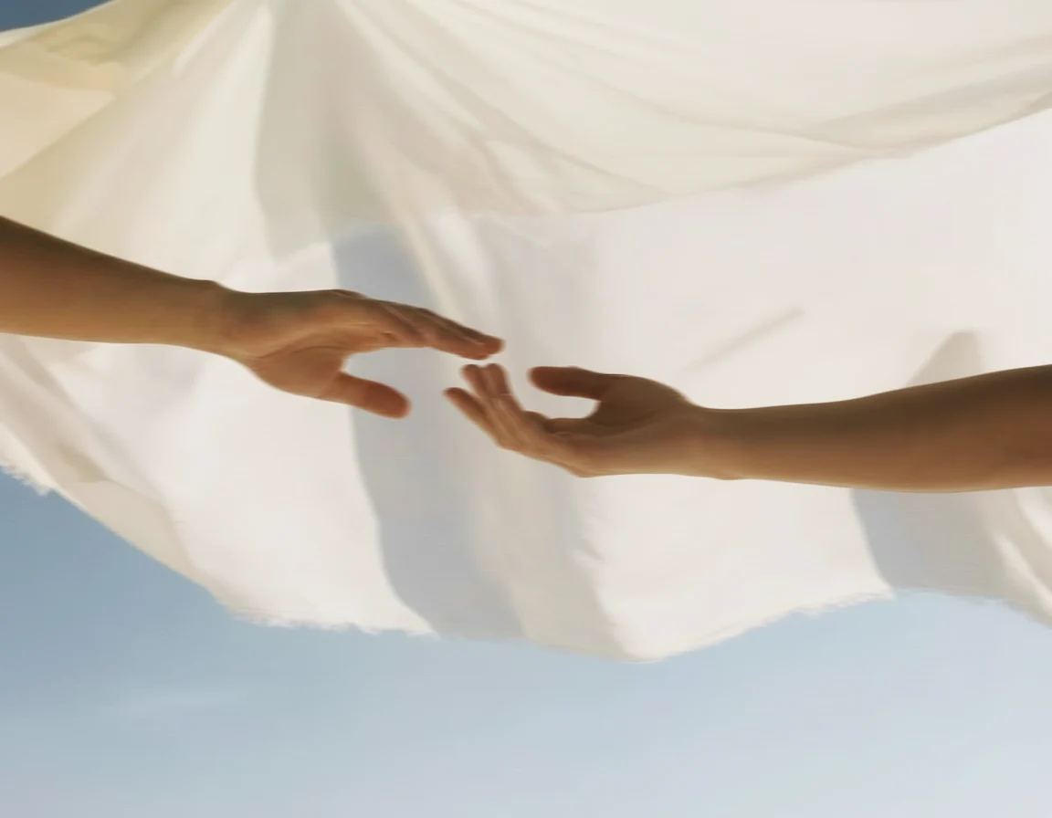 photo de mains sur fond blanc et bleu