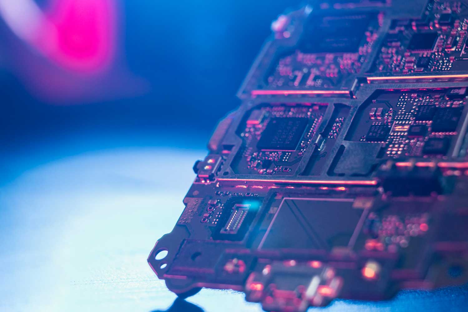 Placa eletrônica com componentes de hardware, representando tecnologia e sistemas de TI - FindUP - Ativos de TI