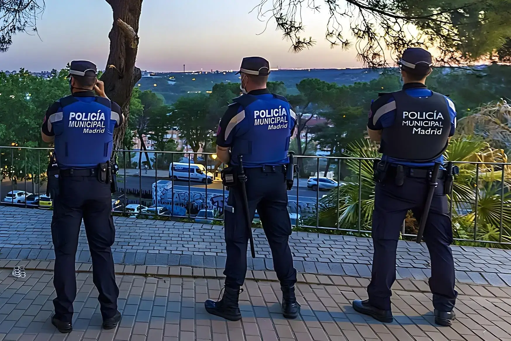 tres policias municipales de Madrid vigilando de pie