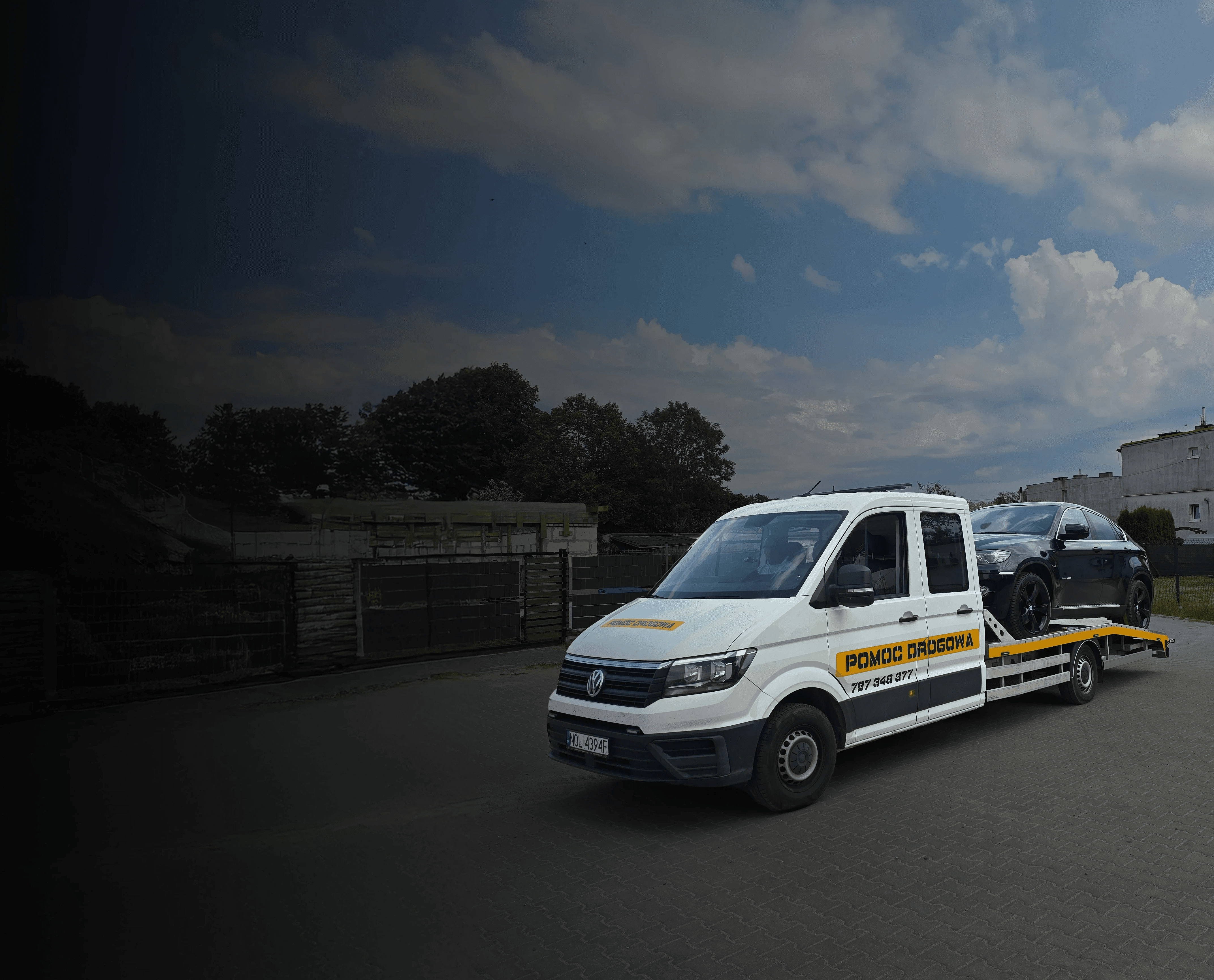 Auto laweta z wciągniętym samochodem