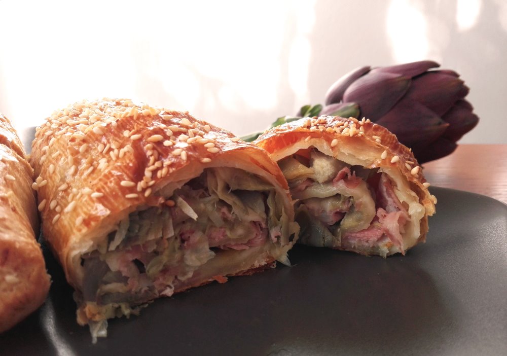 Strudel con ripieno di carciofi, provola e prosciutto cotto
