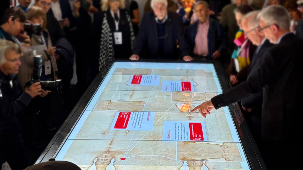 Persone che utilizzano un tavolo digitale interattivo