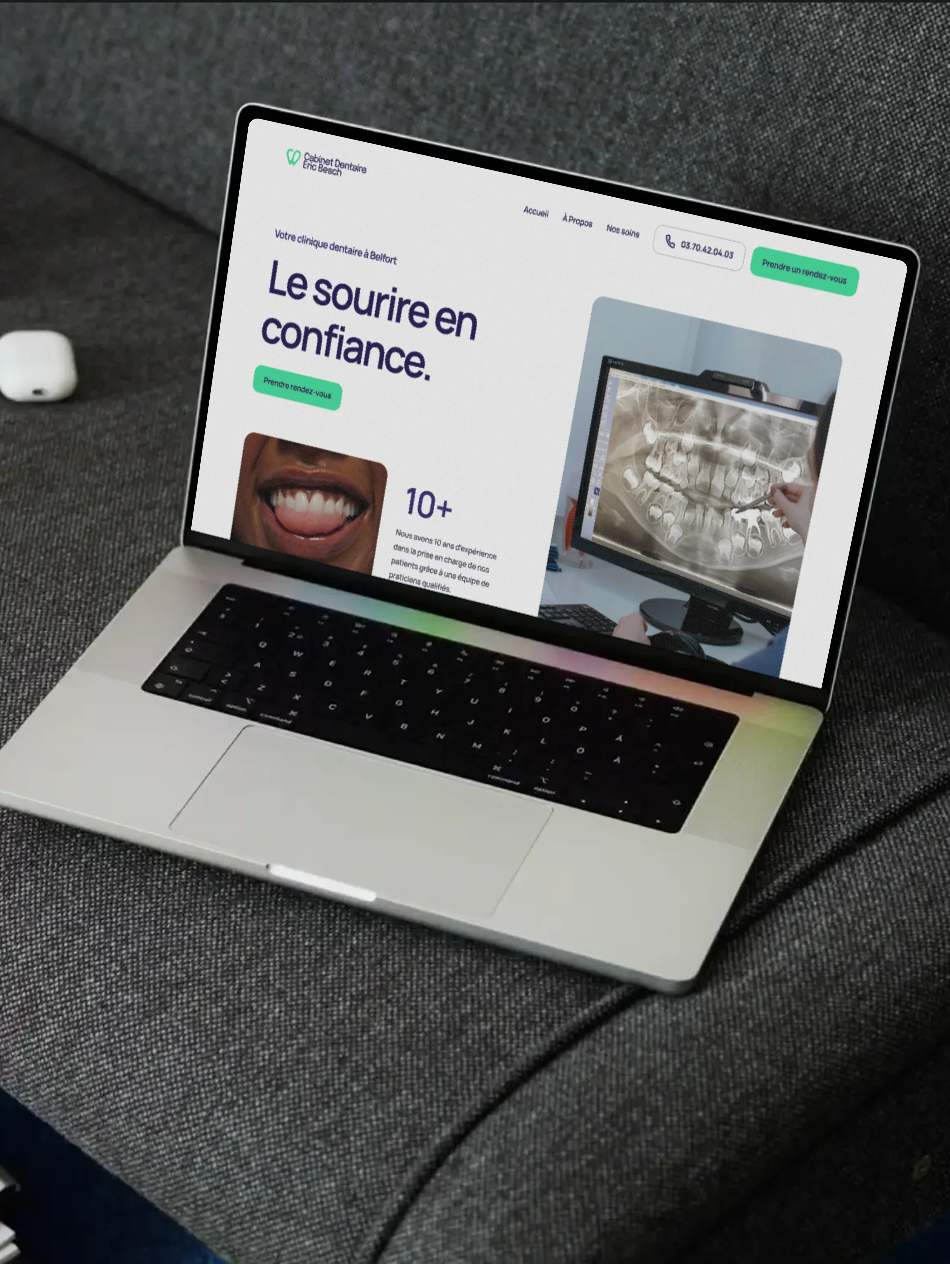ipad avec le site web psh sup sur un plateau vert