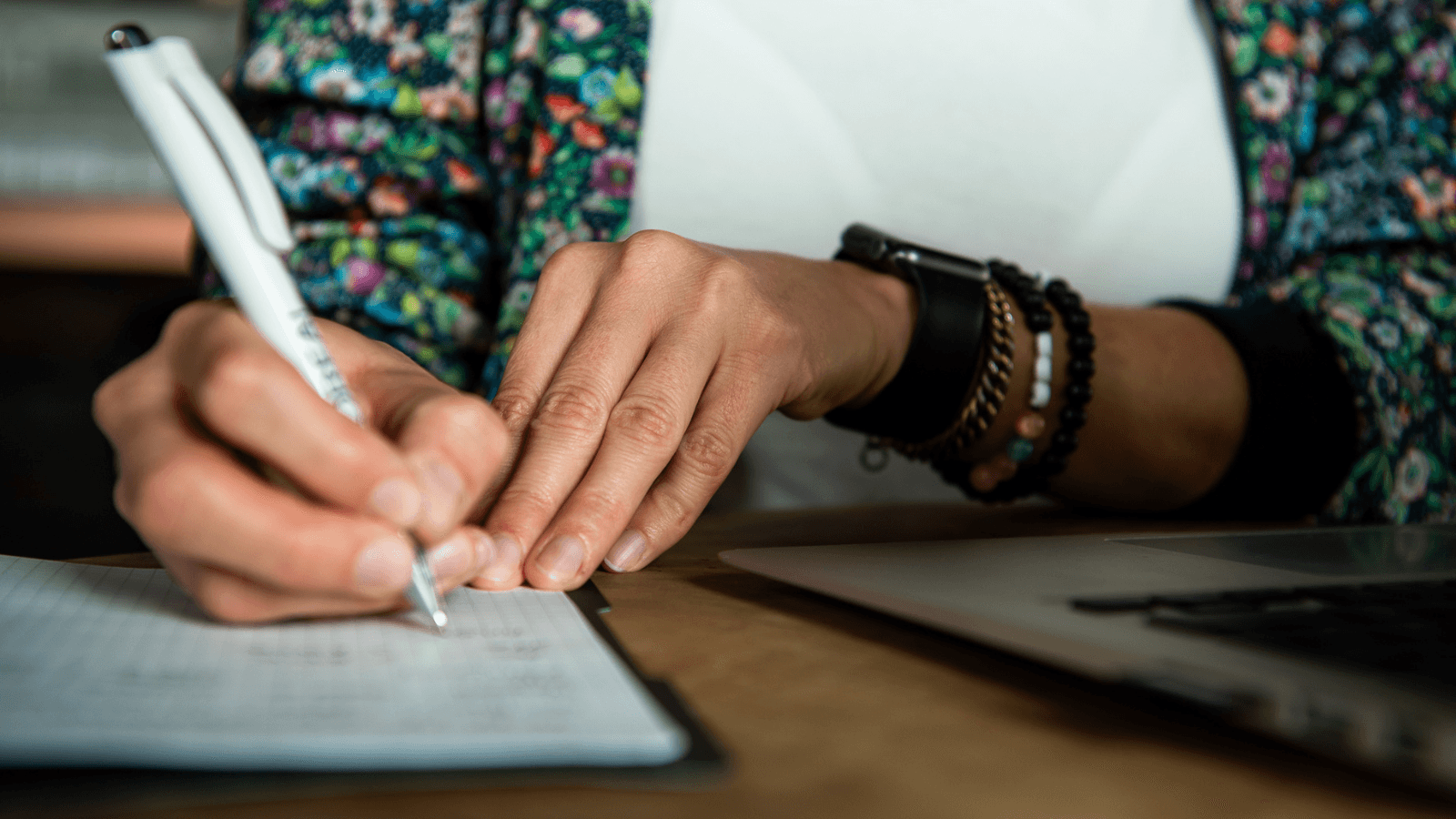Detailaufnahme professioneller Kursunterlagen im SAPOORI Barkeepertraining, Fokus auf Qualität, Struktur und fundierte Ausbildung.