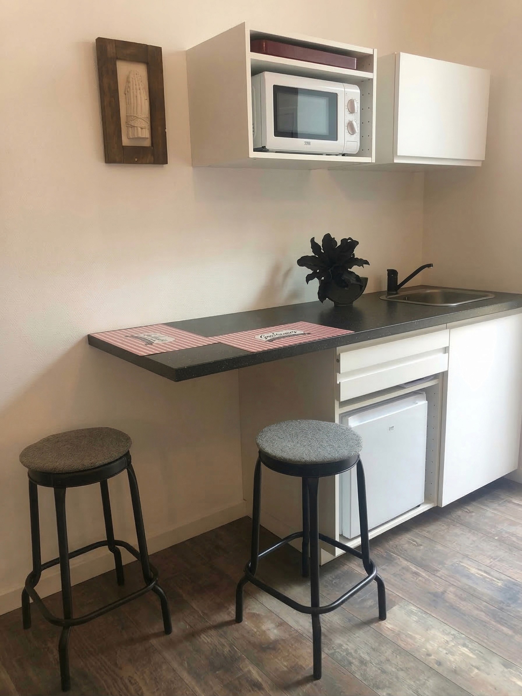 Terrasse privative en bois aveccoin kitchenette, chambre d'hôtes Le Clos de la Hourserie