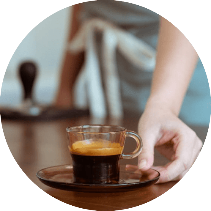 Barista sirviendo café