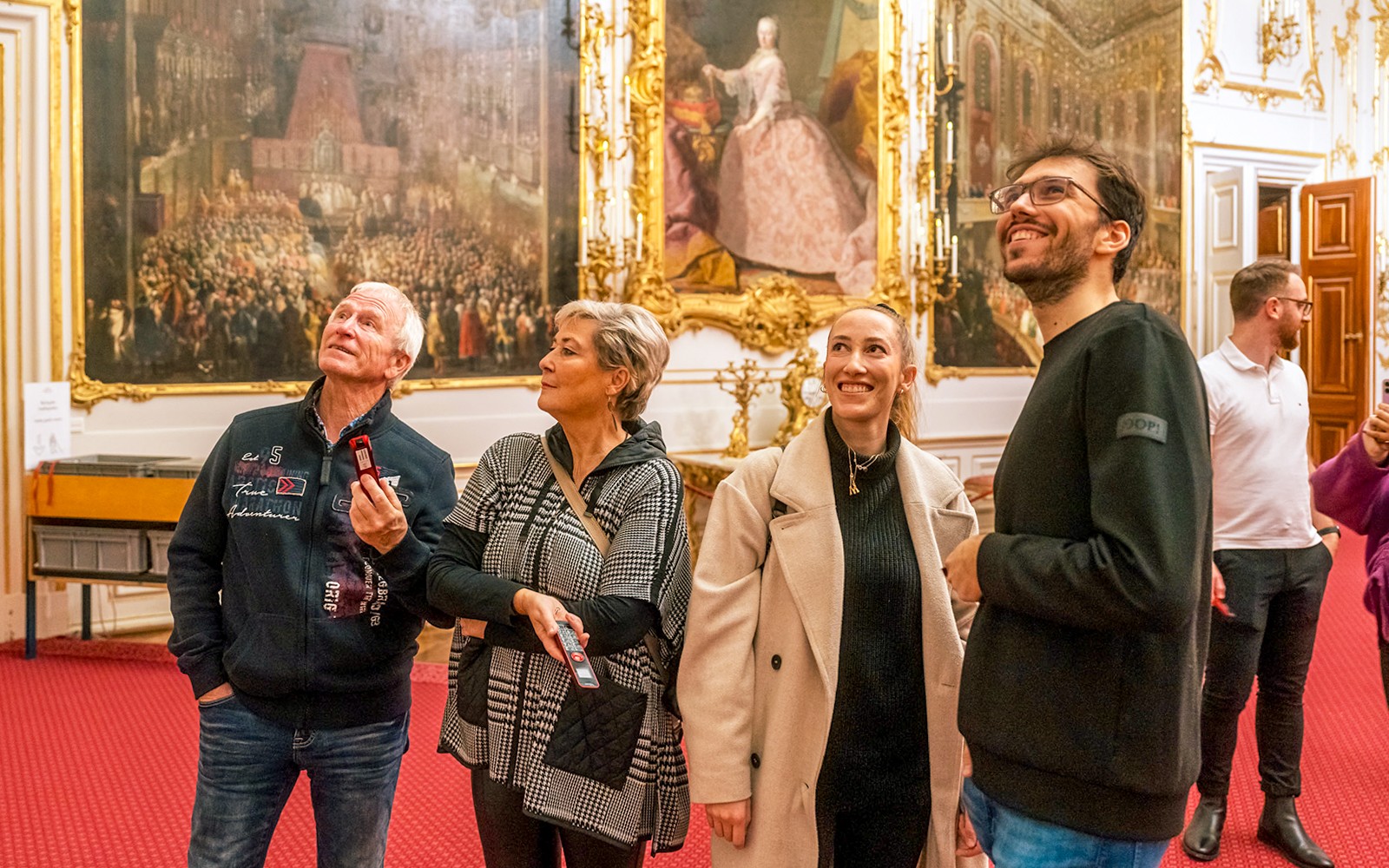 Besucher bewundern Kunstwerke im Schloss Schönbrunn, Wien.