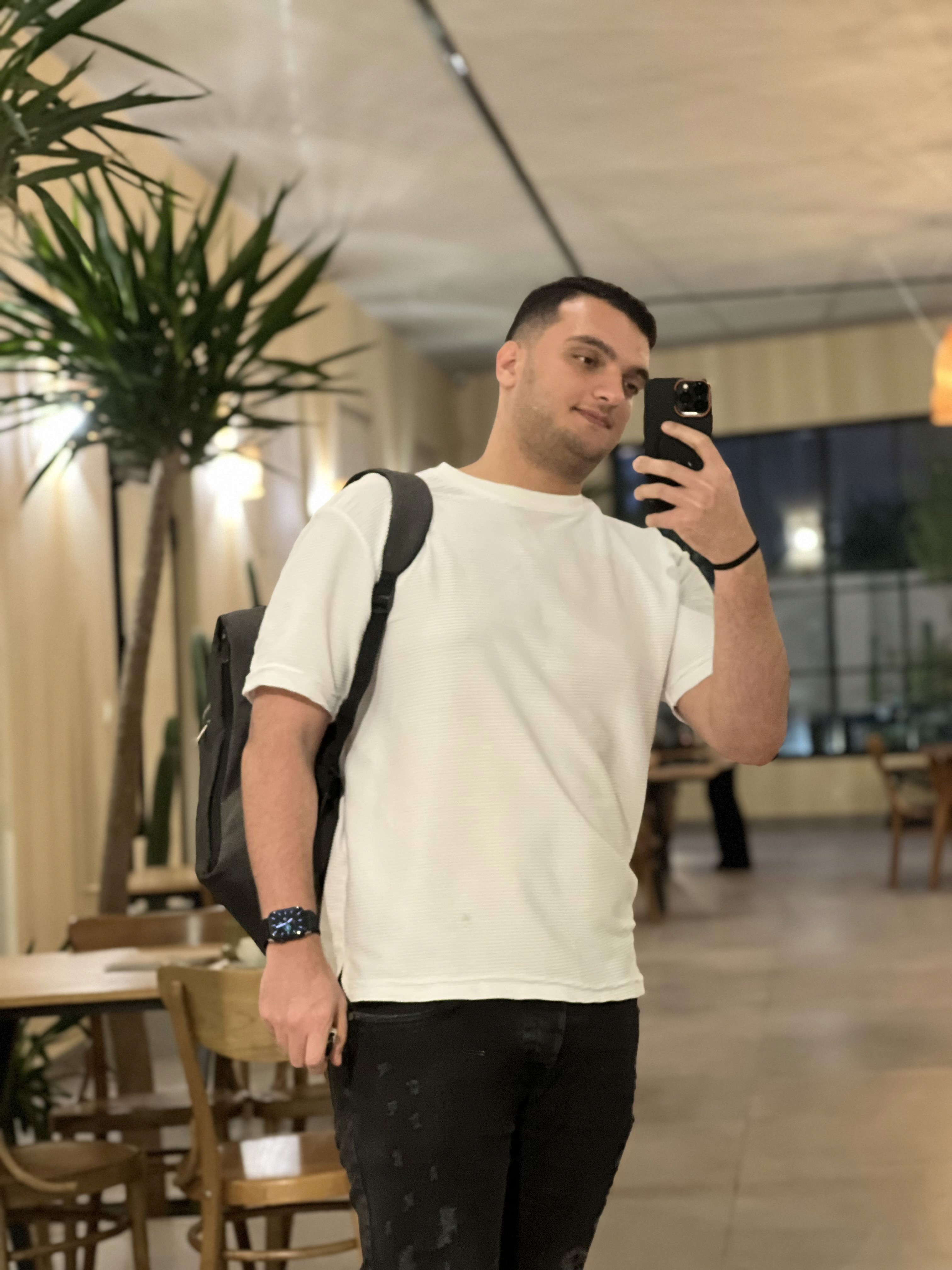 Hamzeh Ghoreyshi - Taking Selfie