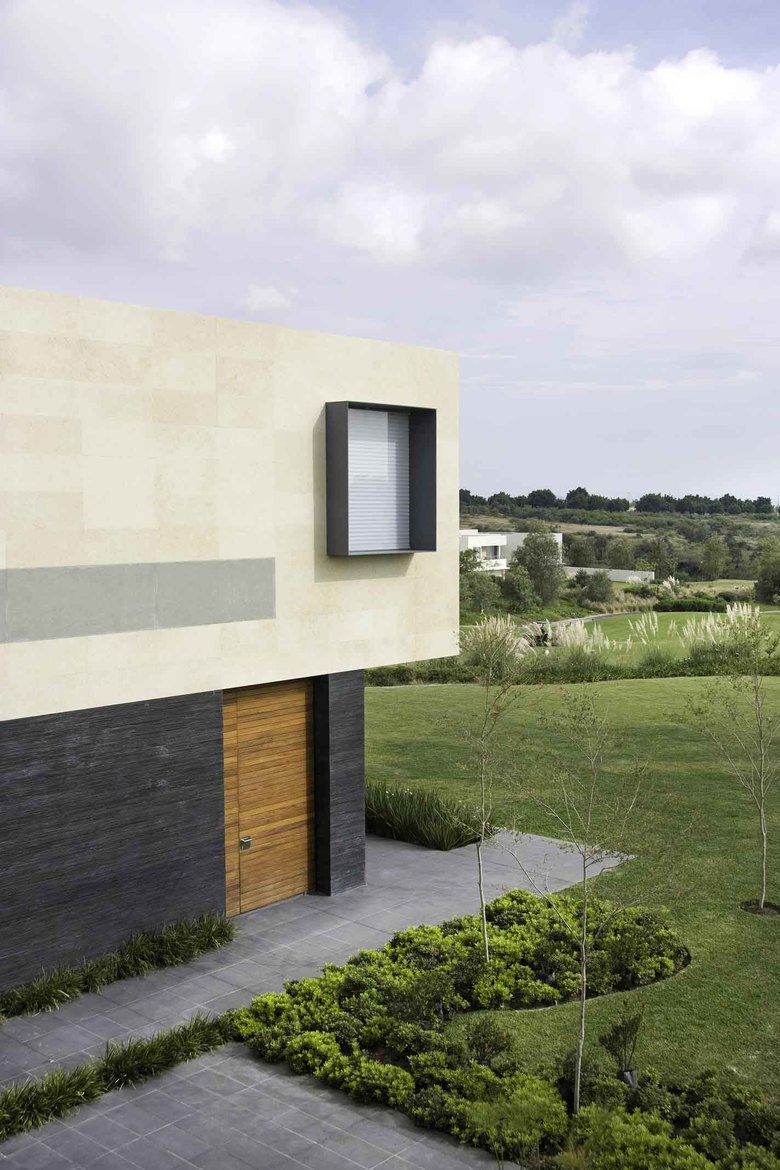 Detalle de ventana minimalista en Casa Lomas de Elías Rizo Arquitectos con cancelería de lujo y fachada contemporánea