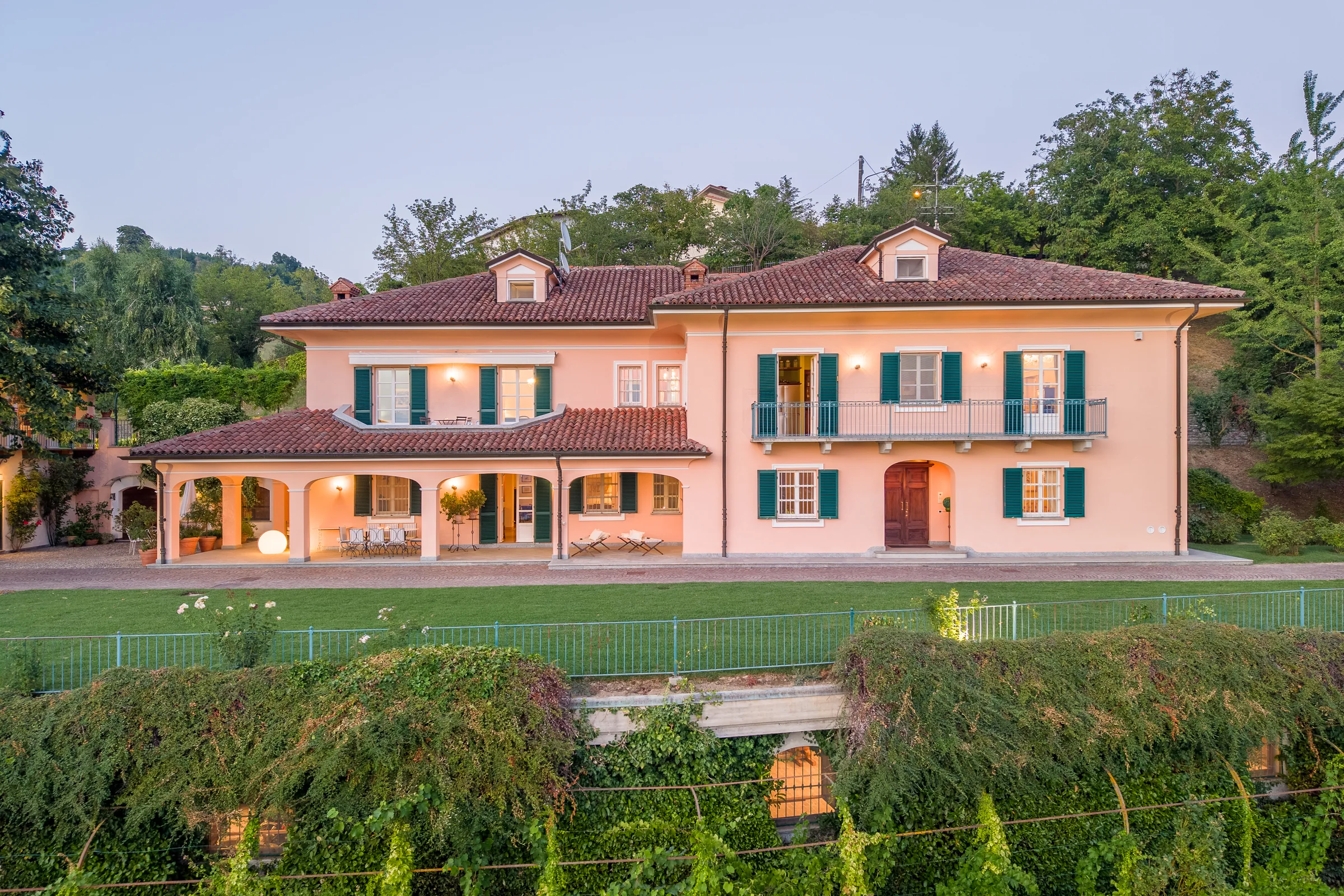 Illuminated villa facade at dusk — Villa Ceva, Italy. Photography by Yunes Calore.