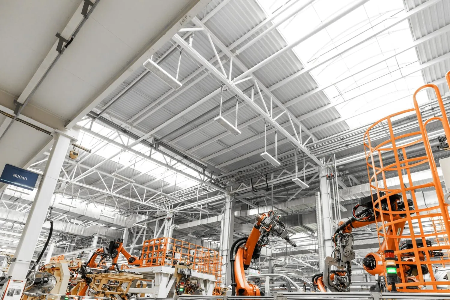In einer modernen Fabrik arbeiten automatisierte Maschinen und verdeutlichen effiziente Fertigung.