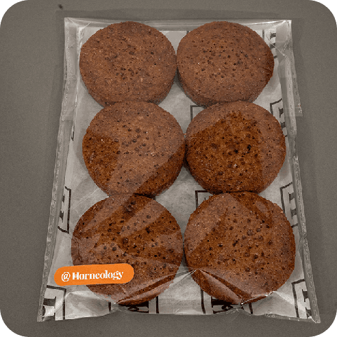 Brownies empacados en bolsa transparente, seis unidades con superficie brillante y textura densa.