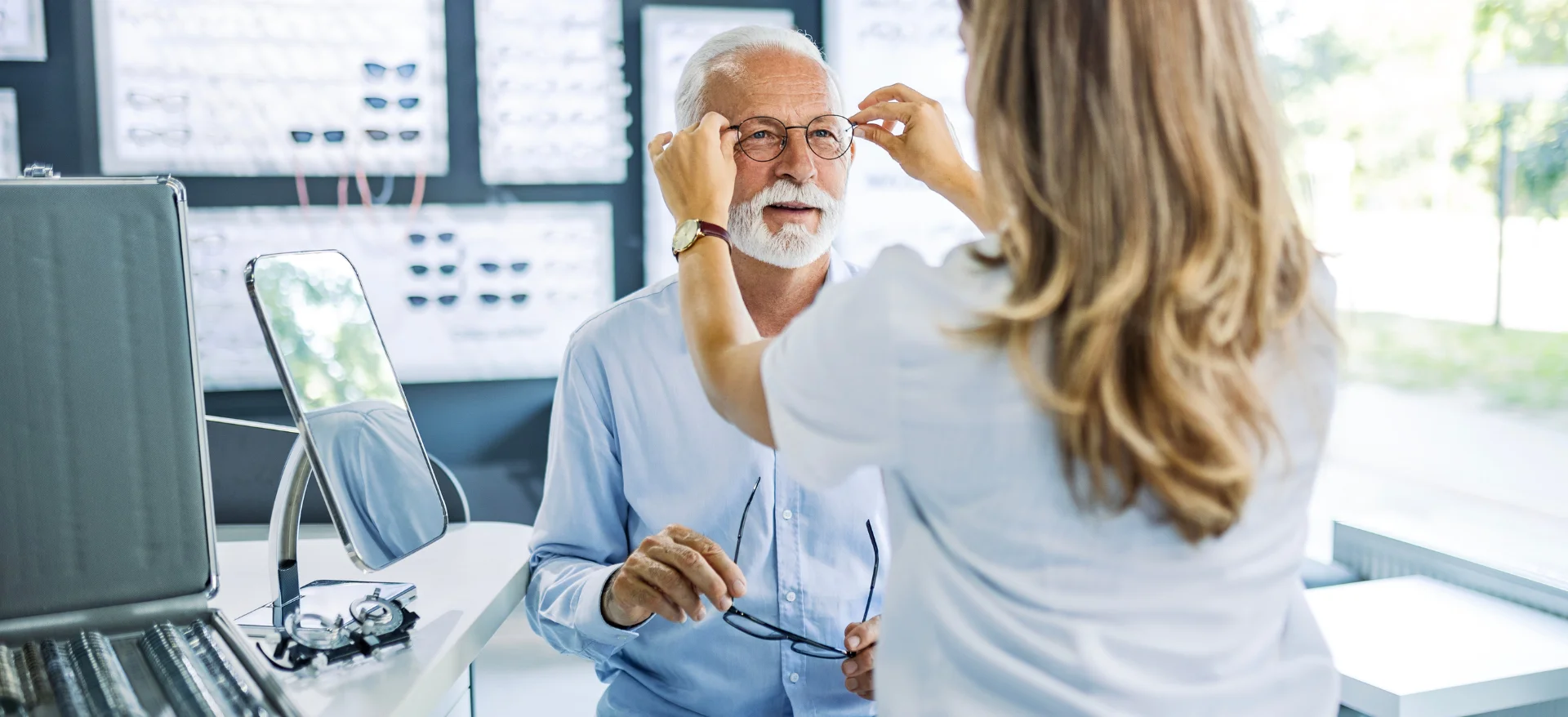 Un homme essaye des lunettes chez l'opticien