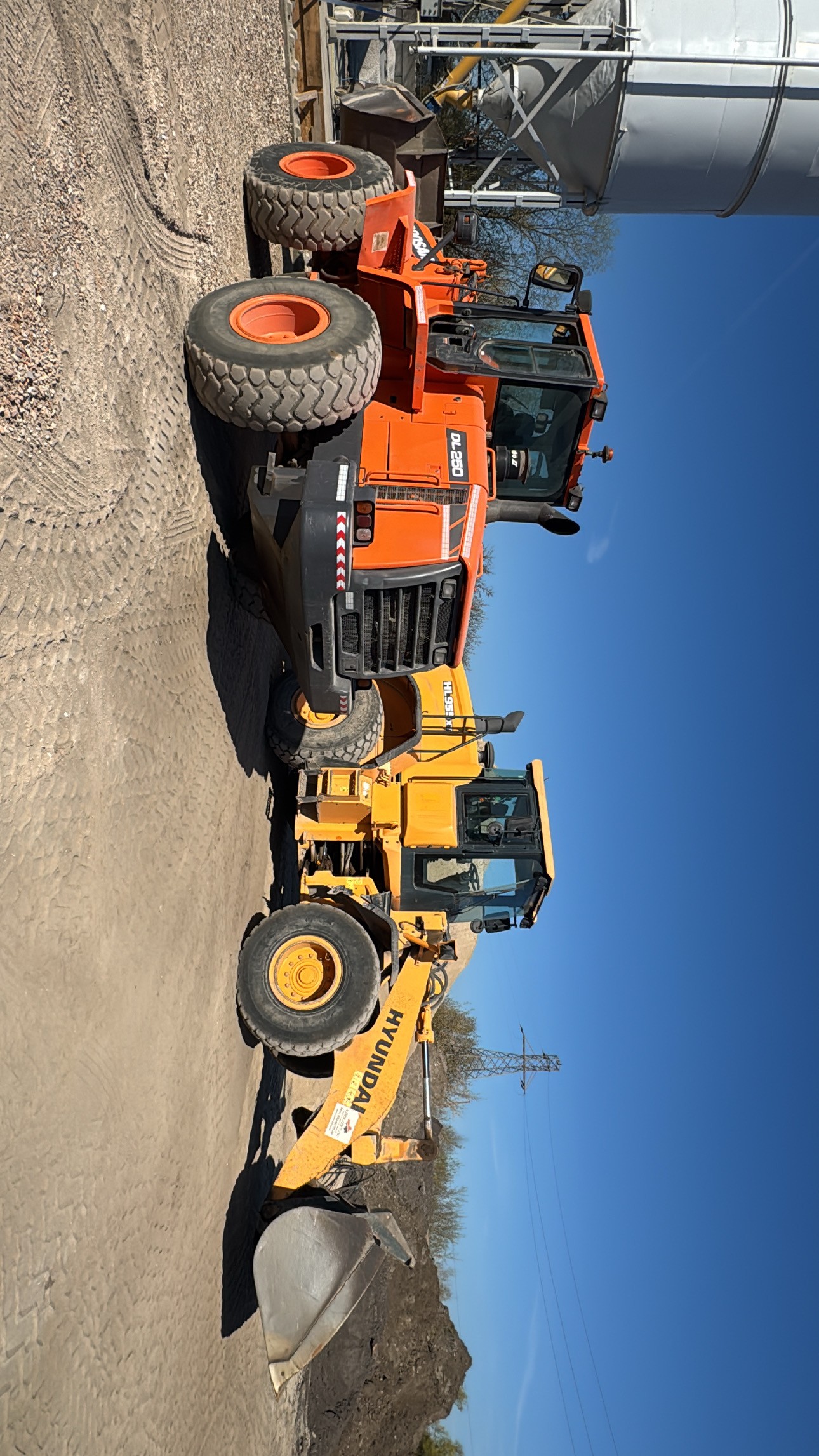 Doosan i Hyundai przy bazie Flota ładowarek kołowych Doosan DL220 Hyundai roboty ziemne Poznań KRBM