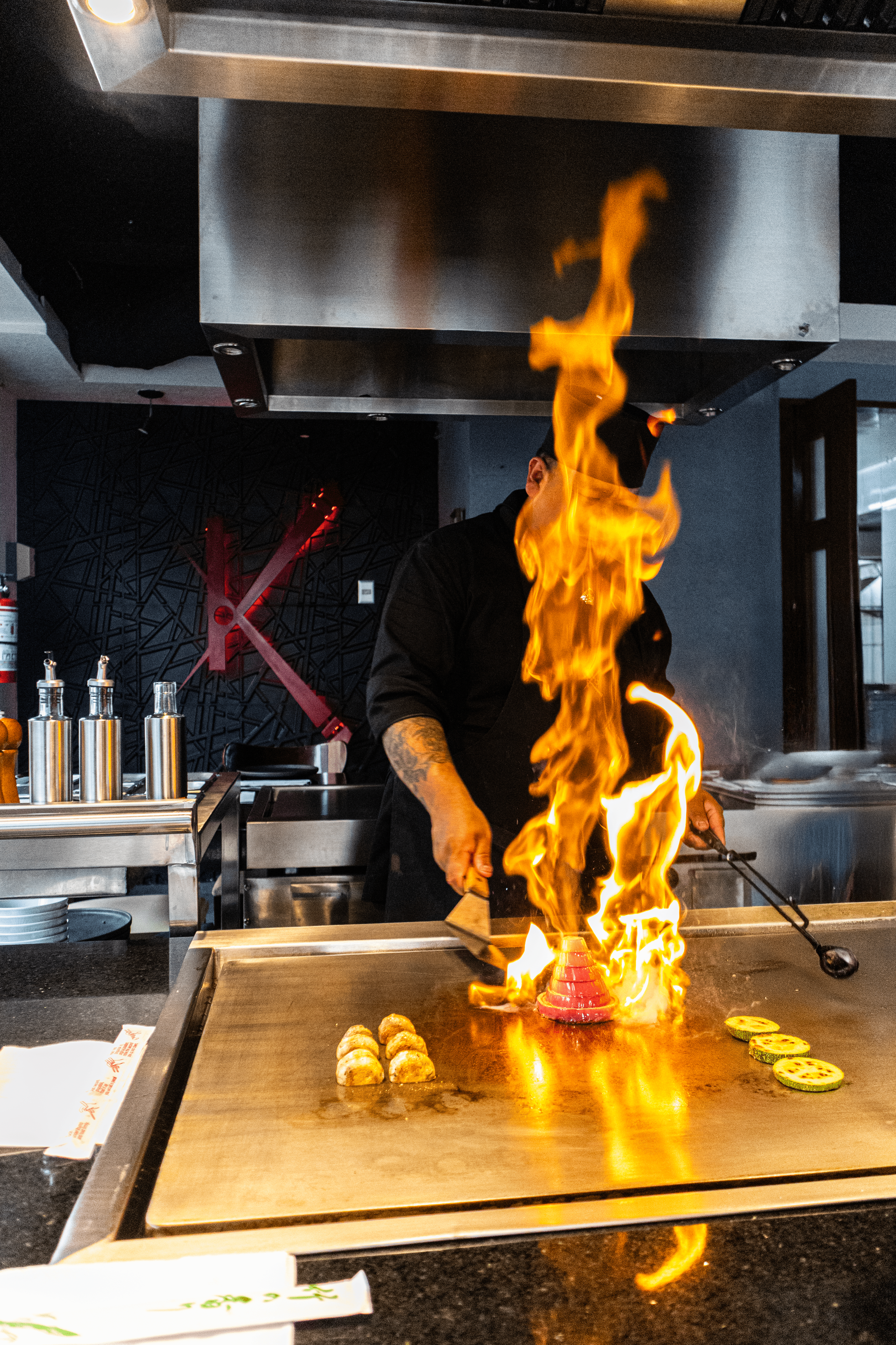 Barra de teppanyaki en Haruko Sushi, cocina en vivo en Bosques de Aragón, Nezahualcóyotl.