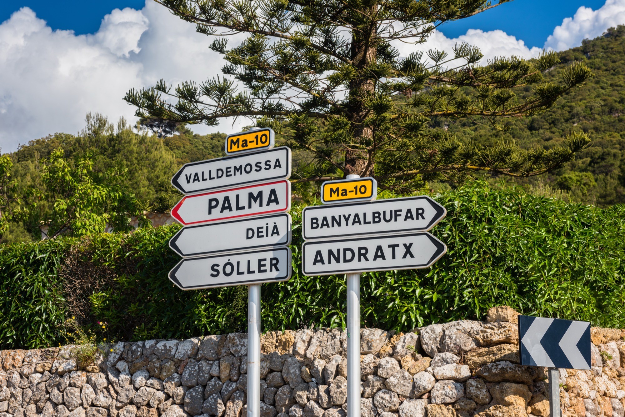 Señal de carretera hacia Valldemossa, Palma y Sóller
