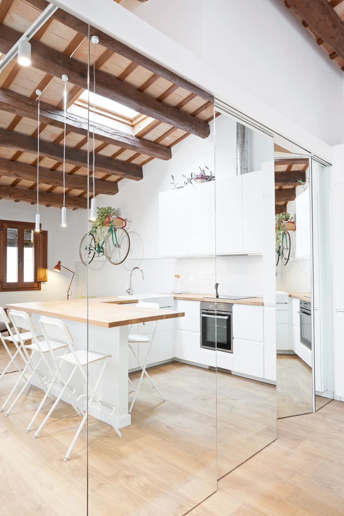 Cuisine modulaire, jeu de profondeur avec miroirs, poutres apparentes