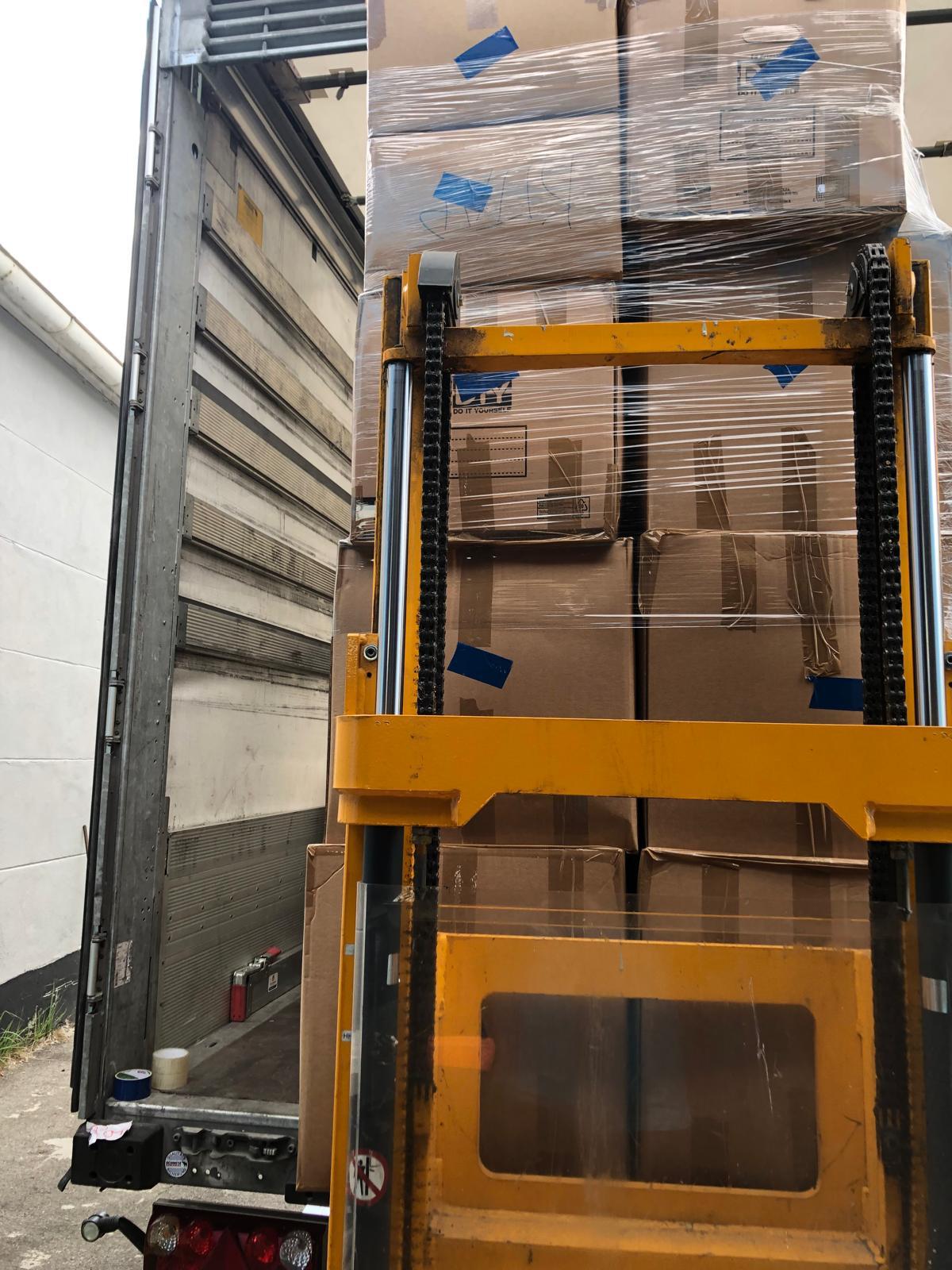 Transport von Paketen und Kartons in einen LKW verladen