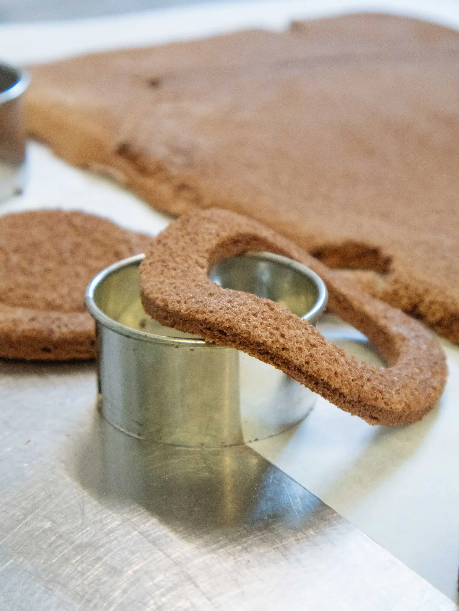 Savoiardo al caffè preparato in cucina per il dessert tiramisù del Ristorante Unico di Cantù.
