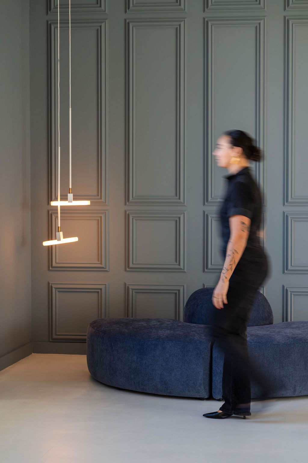 lopend model in een blauwe fotohoek in daglichtstudio Two Space in Rotterdam