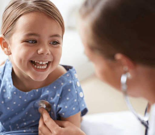 Médecin auscultant un enfant