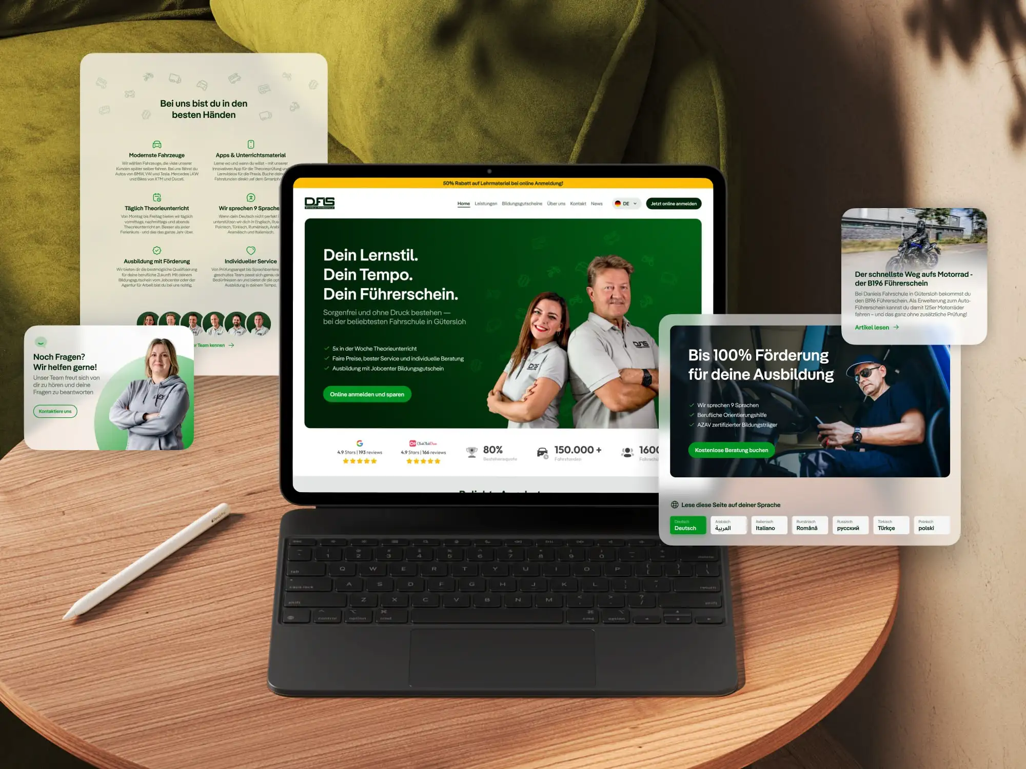 Tablet zeigt Website mit Angeboten für Ausbildung & Führerschein. Mann & Frau lächeln.