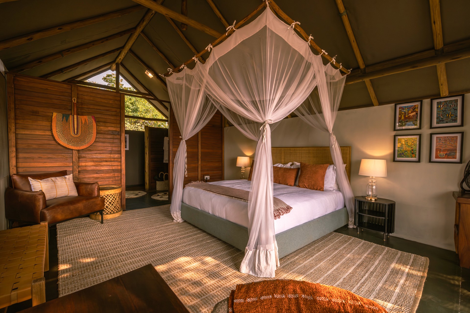 Kujwana Delta Ride, Okavango Delta, Botswana. Lyxigt och rymligt boende på Kujwana Camp. Vackert bäddad dubbelsäng omgiven av myggnät i rymligt boende. Ensuite badrum, och vacker inredning på ridsafari i Afrika.
