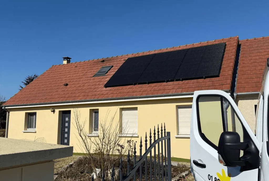 Photo d'une maison à Gentelles en France équipée de panneaux photovoltaïques dont l'installation a été faite par Solarock.