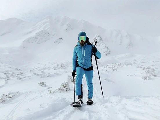 Homme marche avec skis de randonnée loués sur jam