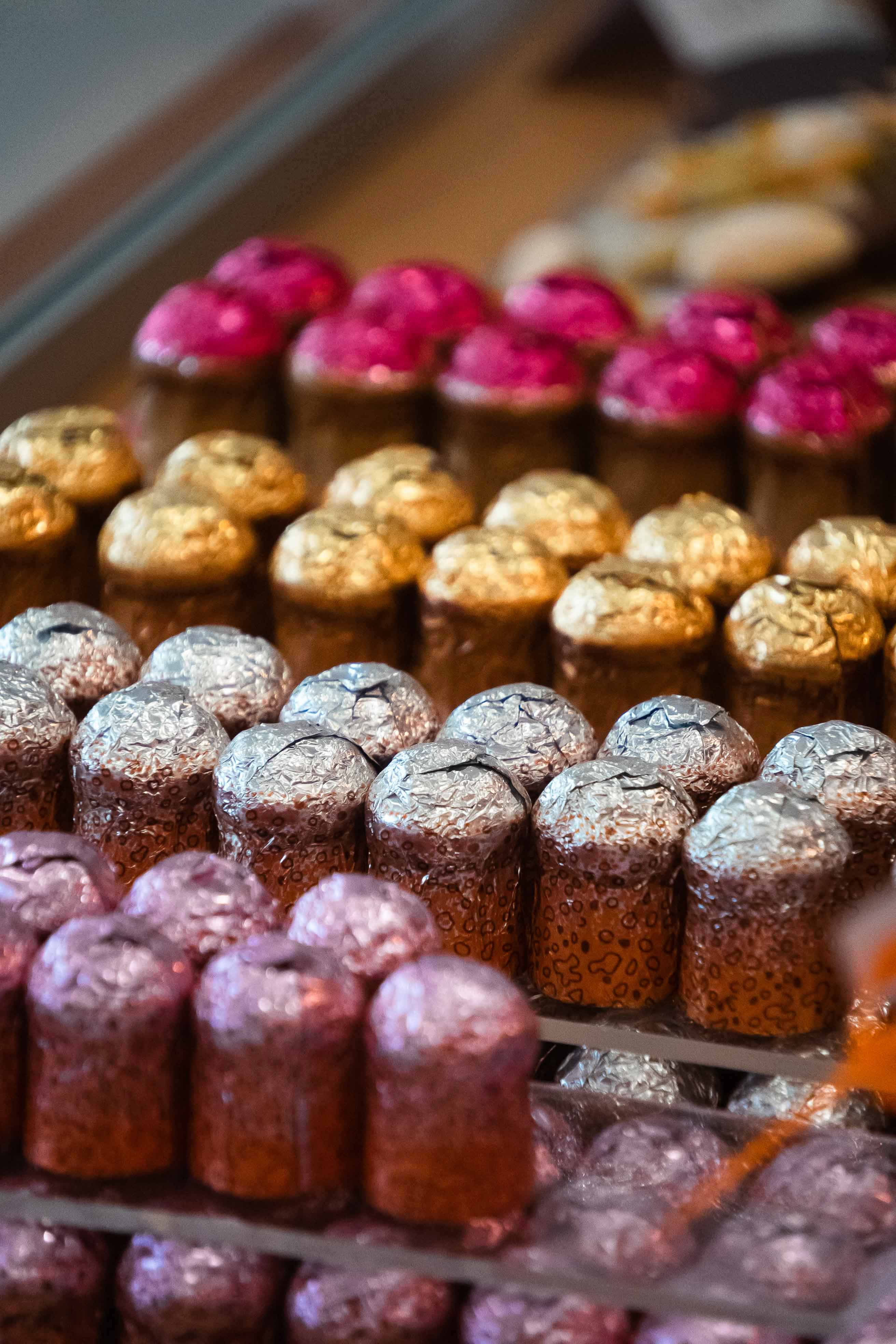 Bouchons au Marc de Champagne et autres goûts, emballés dans des aluminiums colorés