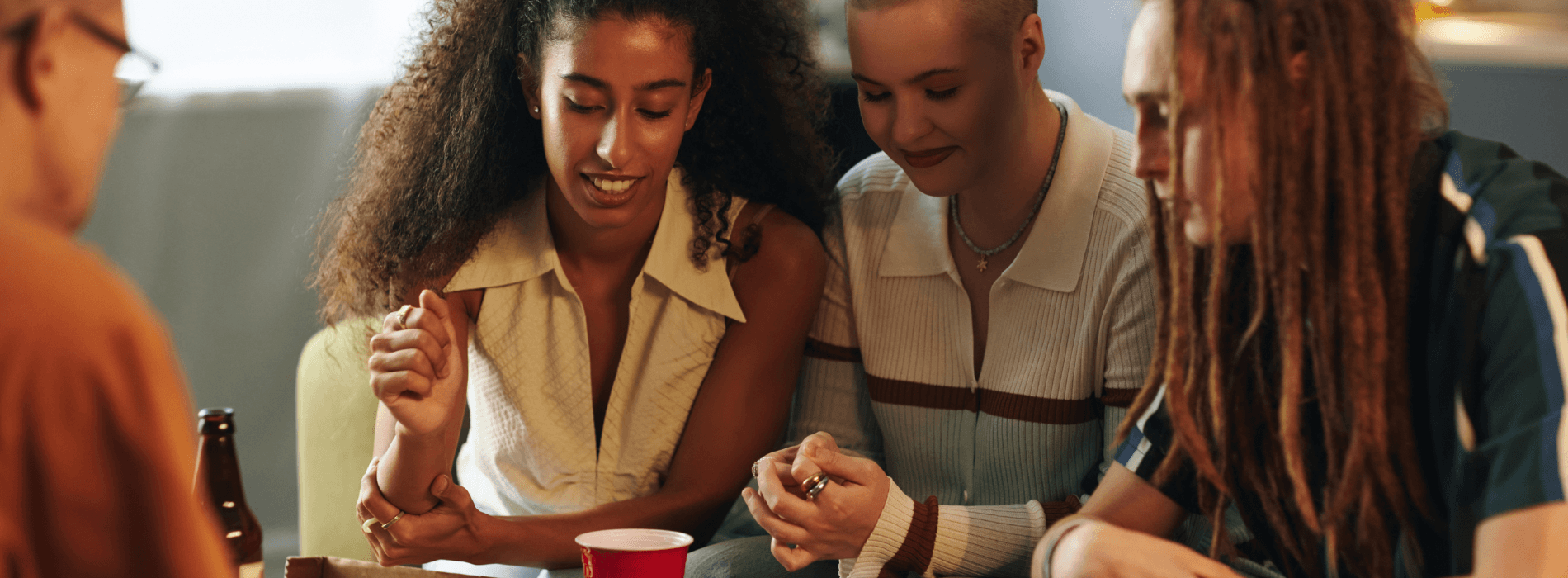 Groupe d'amis qui font une soirée jeu de société