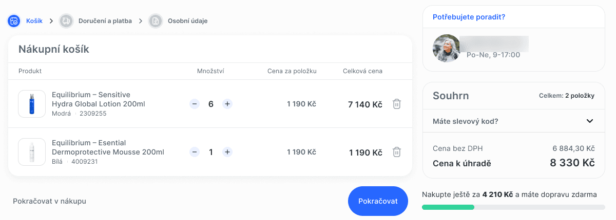 Nákupní košík s tabulkou položek, souhrnem objednávky a pruhem k dopravě zdarma