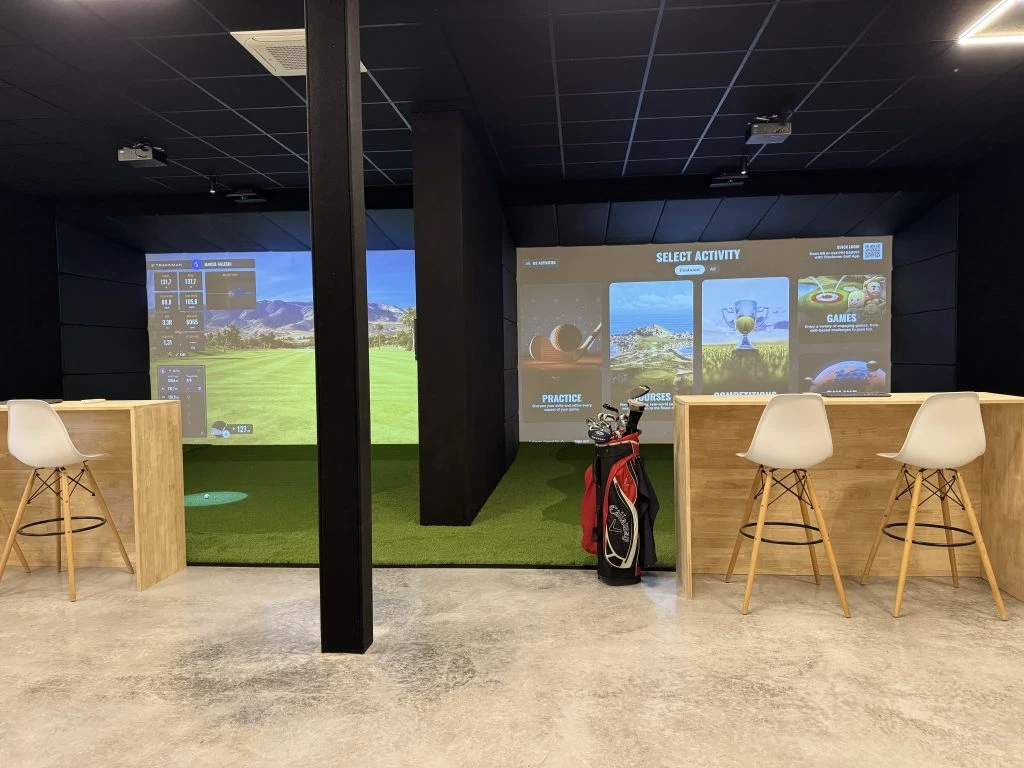 indoor-golf-center-trackman-simulator-bays-met-barzitjes-balanss-indoor-golf-rutten