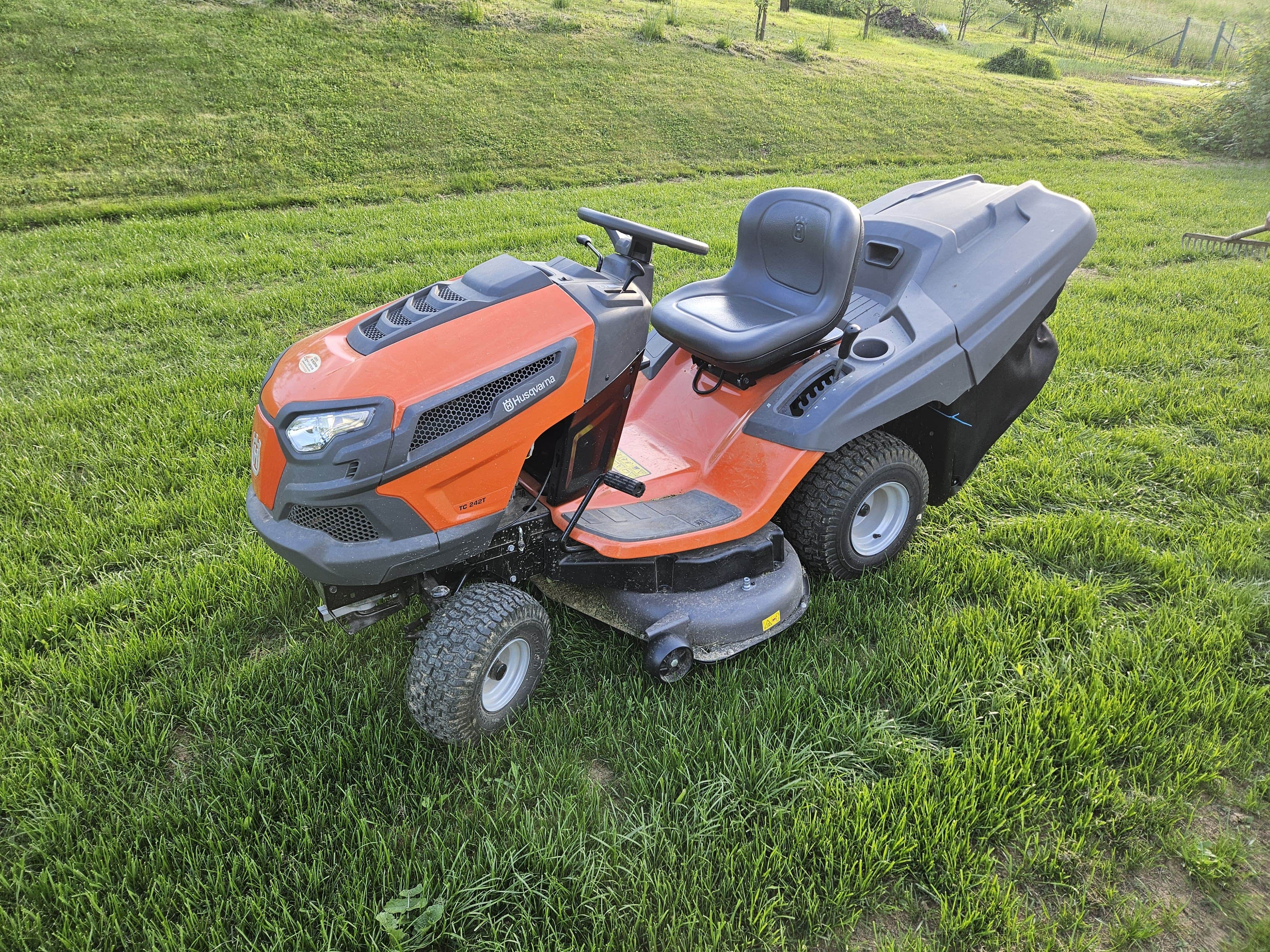 Košnja trave s traktorsko kosilnico