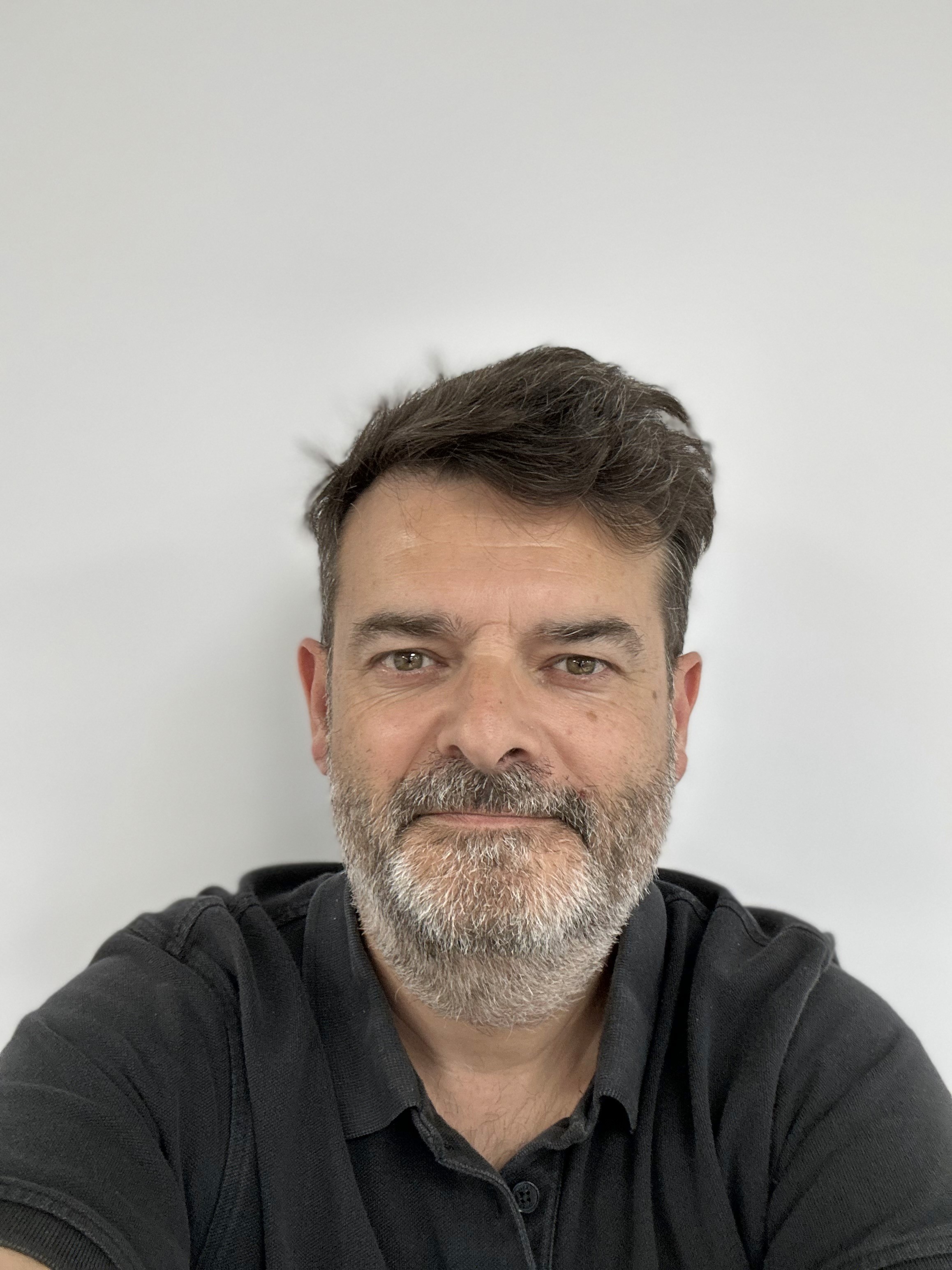 Portrait of Daniel Hayes, founder of EarlyBird.