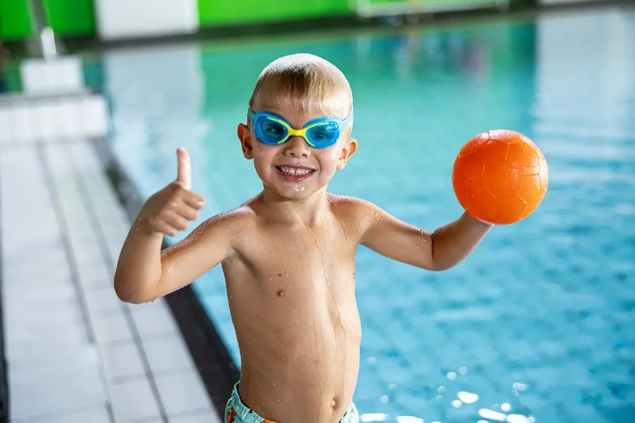 un niño juega en una piscina