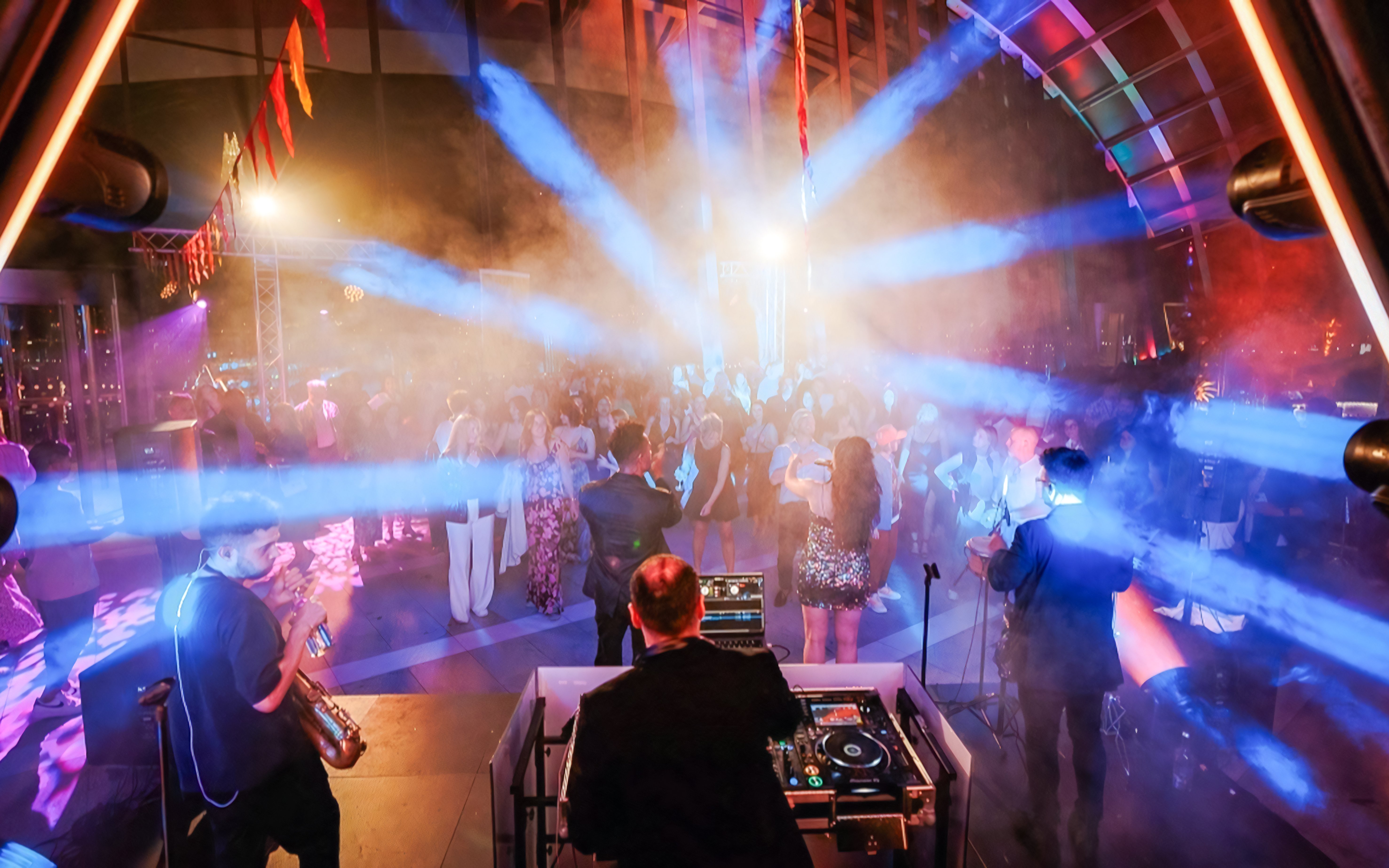 伦敦空中花园音乐之夜，DJ 与现场乐队倾情演出，现场人群热情洋溢。