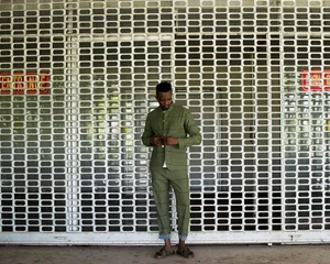 Dans le lookbook de la marque Danoise Another Aspect, le mannequin porte un costume gris et une chemise blanche