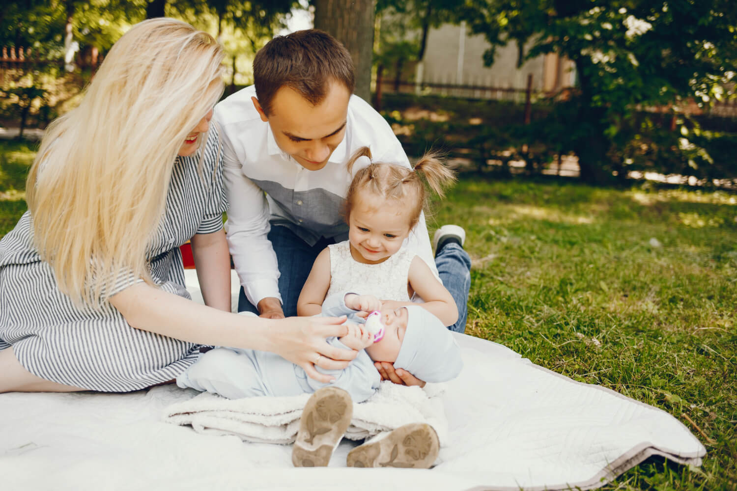 Familie fericita cu 2 copii