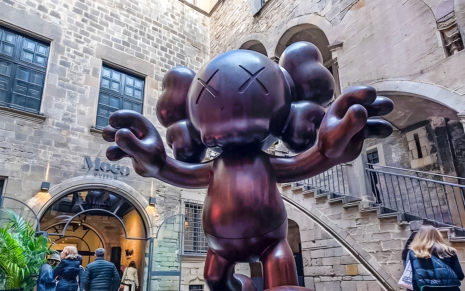 Escultura de KAWS en la entrada del Moco Museum en Barcelona.