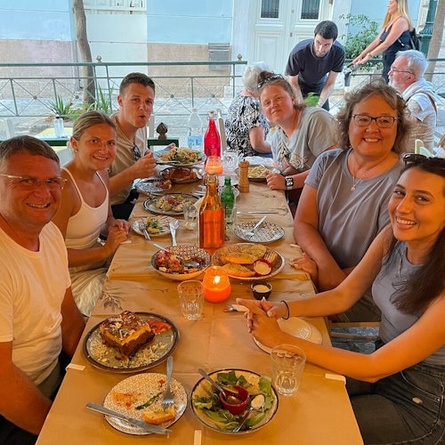 我们的导游正在一家传统的希腊小酒馆享用晚餐。