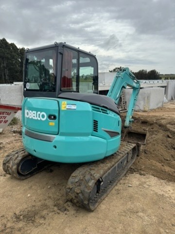 Miniexcavadora Kobelco en obra de construcción