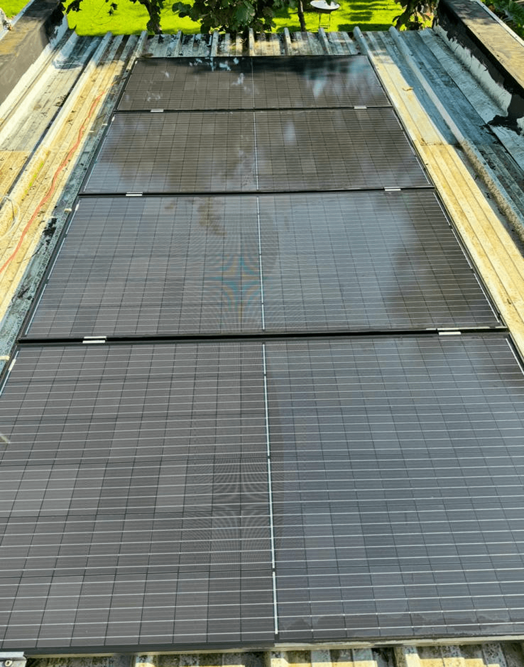 Zonnepanelen met hardnekkige vervuiling en kringen vóór reiniging