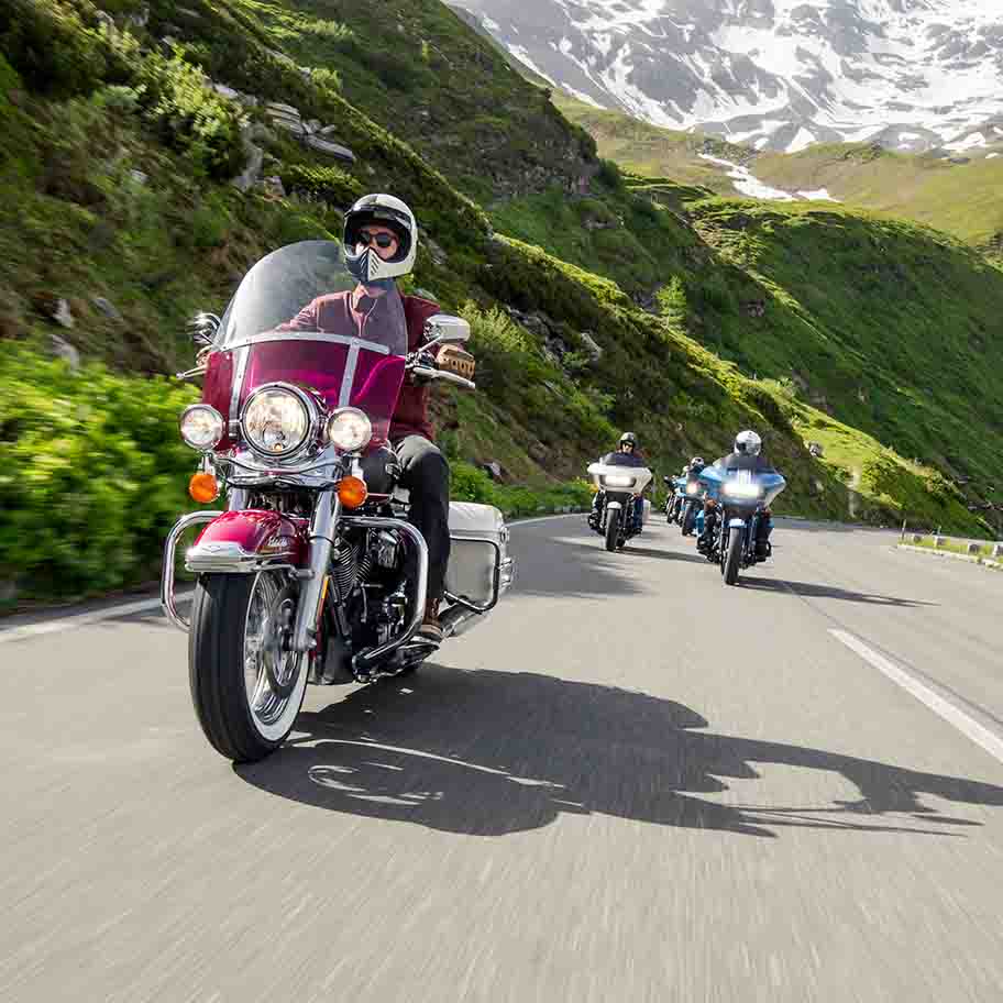 Person with light blue shirt looks to his right side