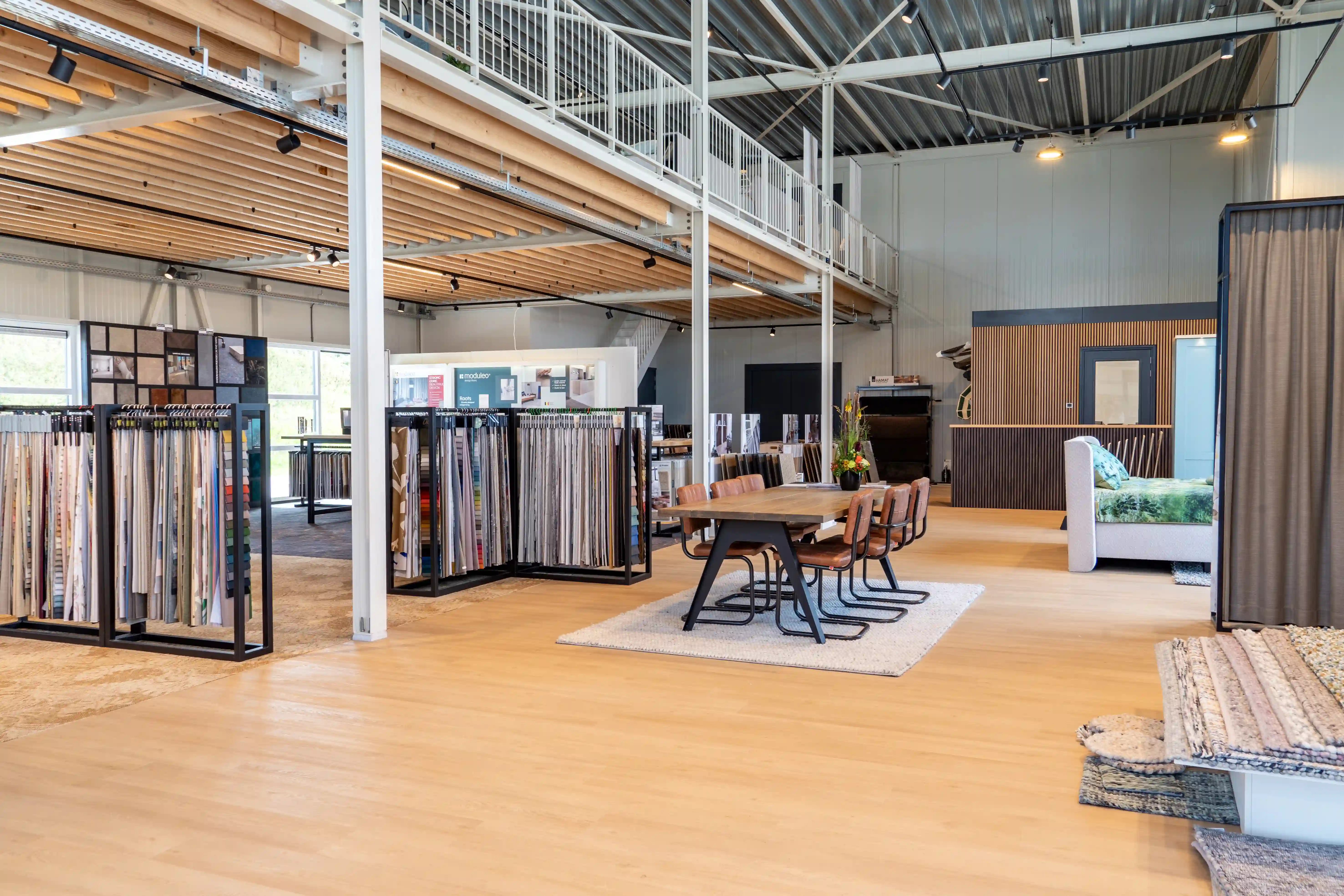 Showroom van Van Wieren in Franeker met houten vloer, stalen trap en stalen stalen rekken met stalen vloerstalen – ontdek uw droominterieur.