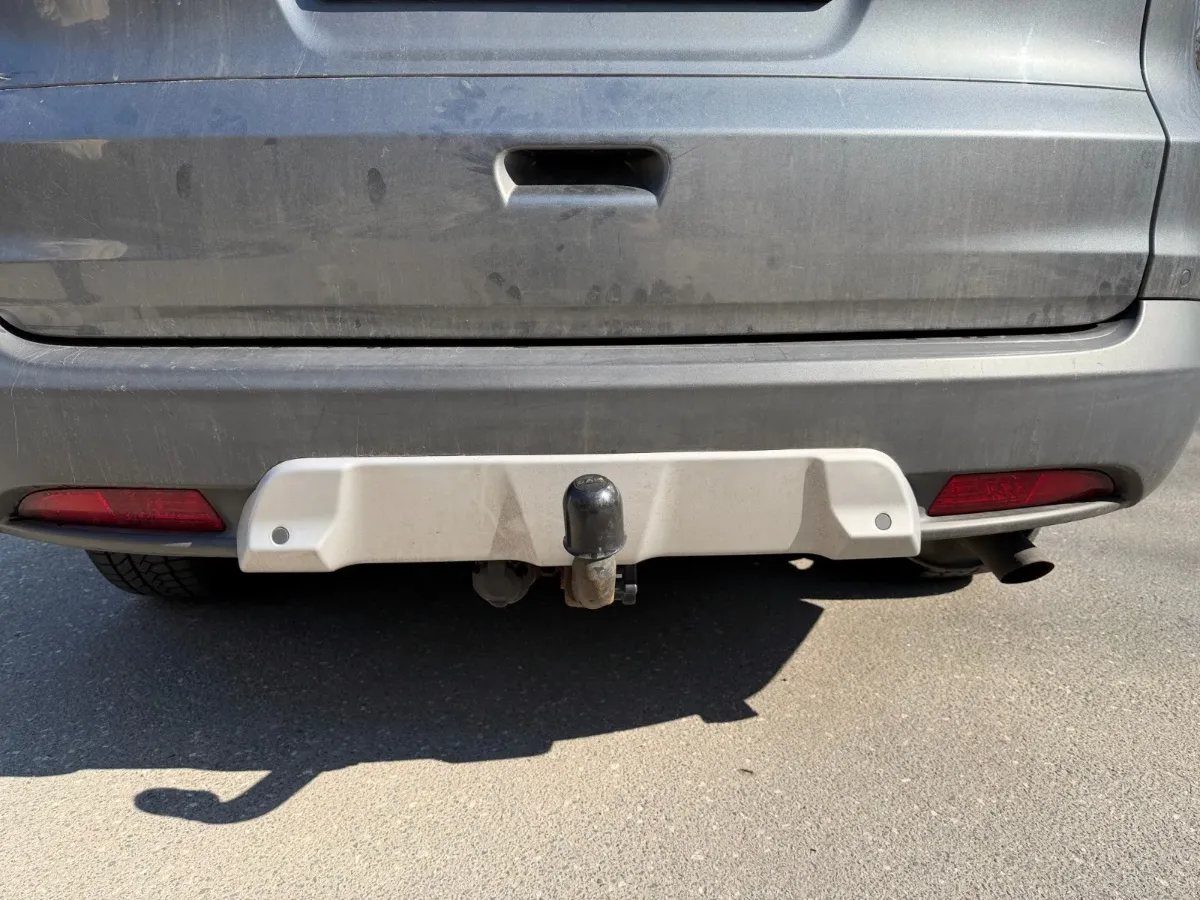 picture of a the bumper in the rear of the car