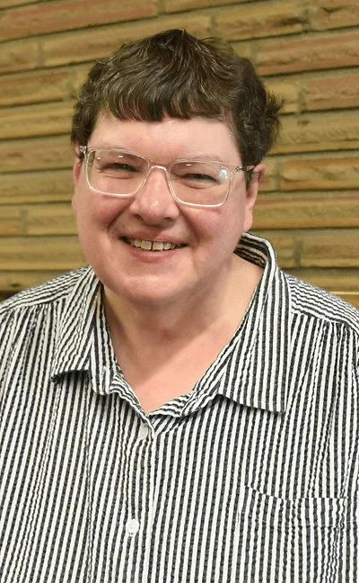 woman in gray coat singing on stage